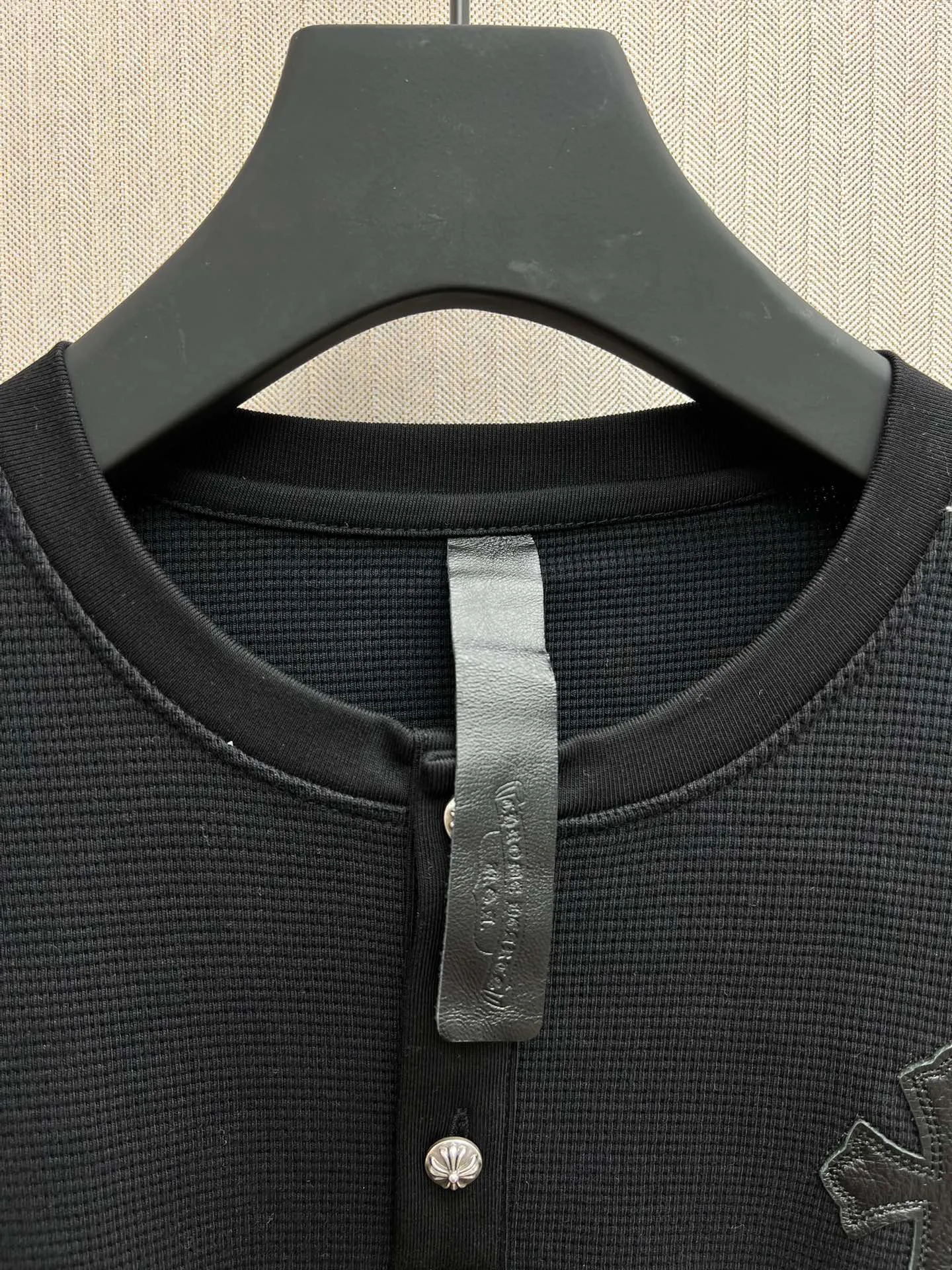 🅿️440 Crow Heart 25SS leather henley collar waffle sweatshirt. The fabric is made of 350g cotton waffle double-layer material before washing. Size: S.M.L